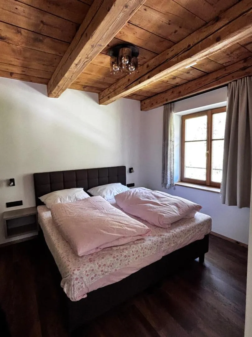 Schlafzimmer mit Doppelbett in der Ferienwohnung im Gasthaus Wolf am Brenner