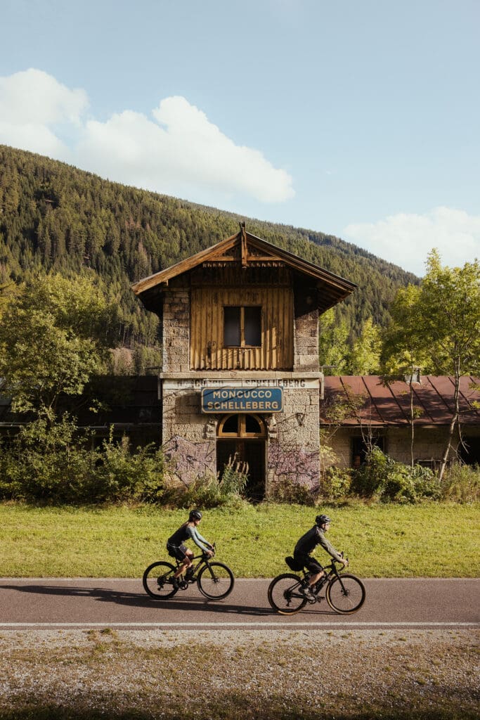 Zwei Radfahrer:innen