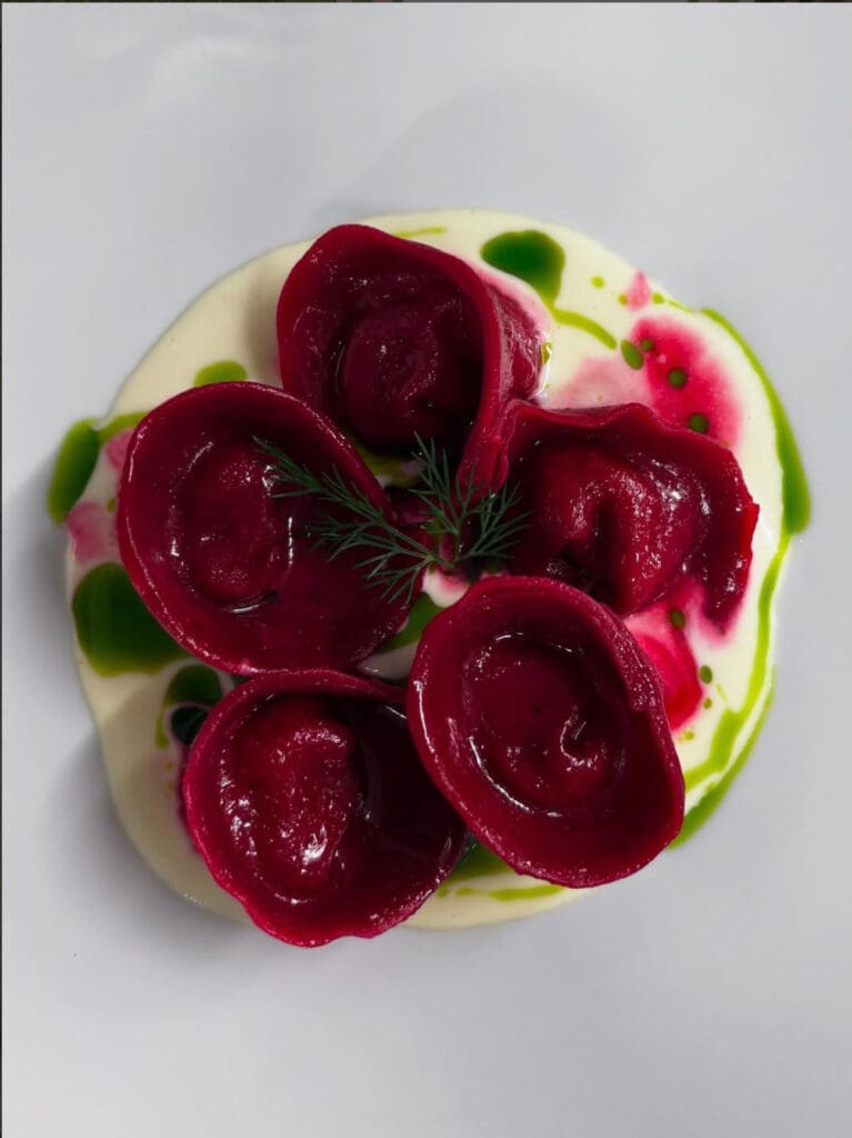 Fünf Cappelletti aus Rote Beete-Teig